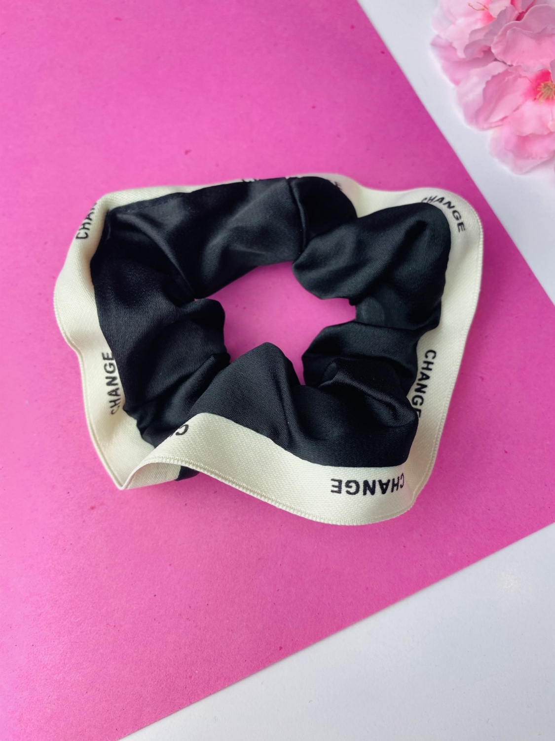 Scrunchie čierna saténová gumička do vlasov CHANGE