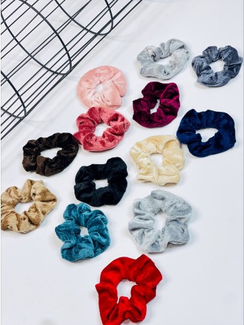 Scrunchie zamatová gumička do vlasov - tmavo sivá