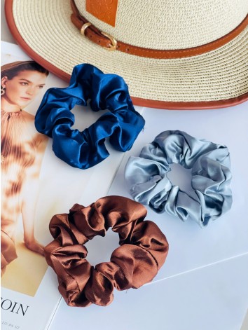 Scrunchie saténová gumička do vlasov - hnedá