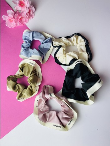 Scrunchie hnedá saténová gumička do vlasov CHANGE